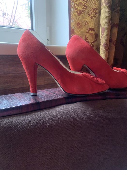 Красные женские туфли на каблуке Яркие и стильные туфли