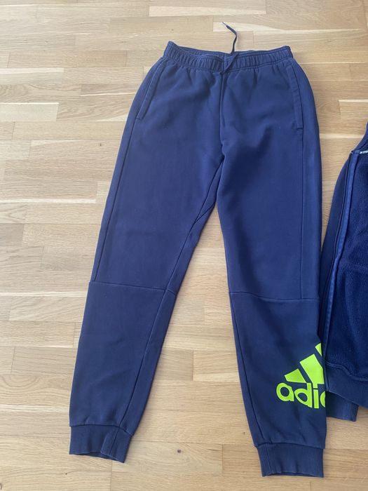 Vând compleu Adidas mărimea  (  m-bluză/pantalon ) 1,52 înălțime