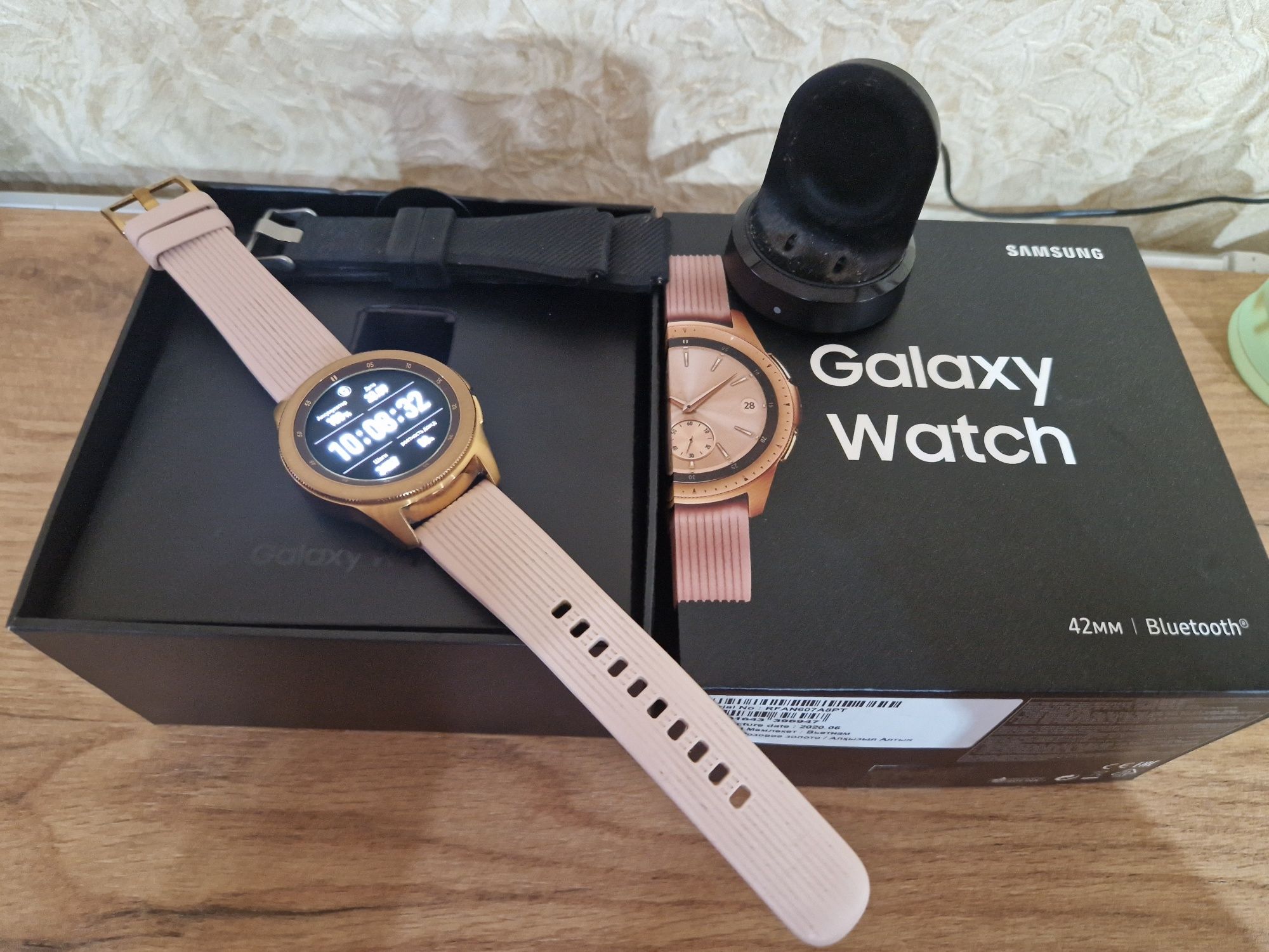 Продам  женские часы Galaxy Watch оригенал  в отличном состоянии
