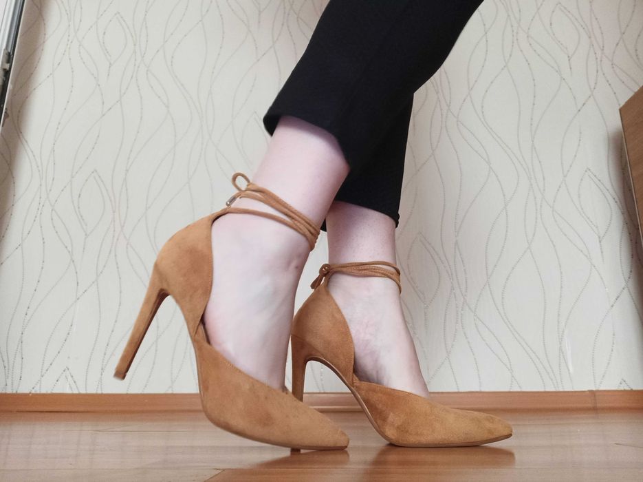 Pantofi bej, eleganți cu toc