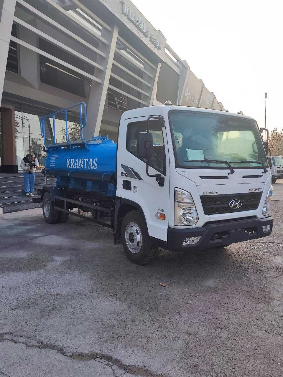 Автоцистерна  для технической воды 4 м3 HYUNDAI EX8