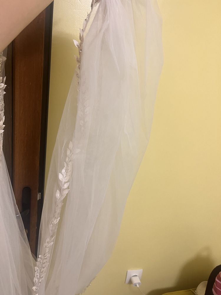 rochie de mireasa cu voal si umeras
