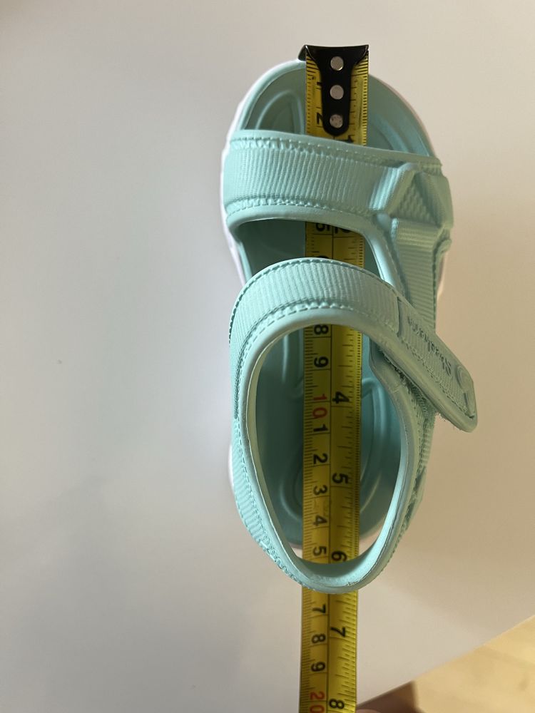 Чисто нови детски сандали Skechers