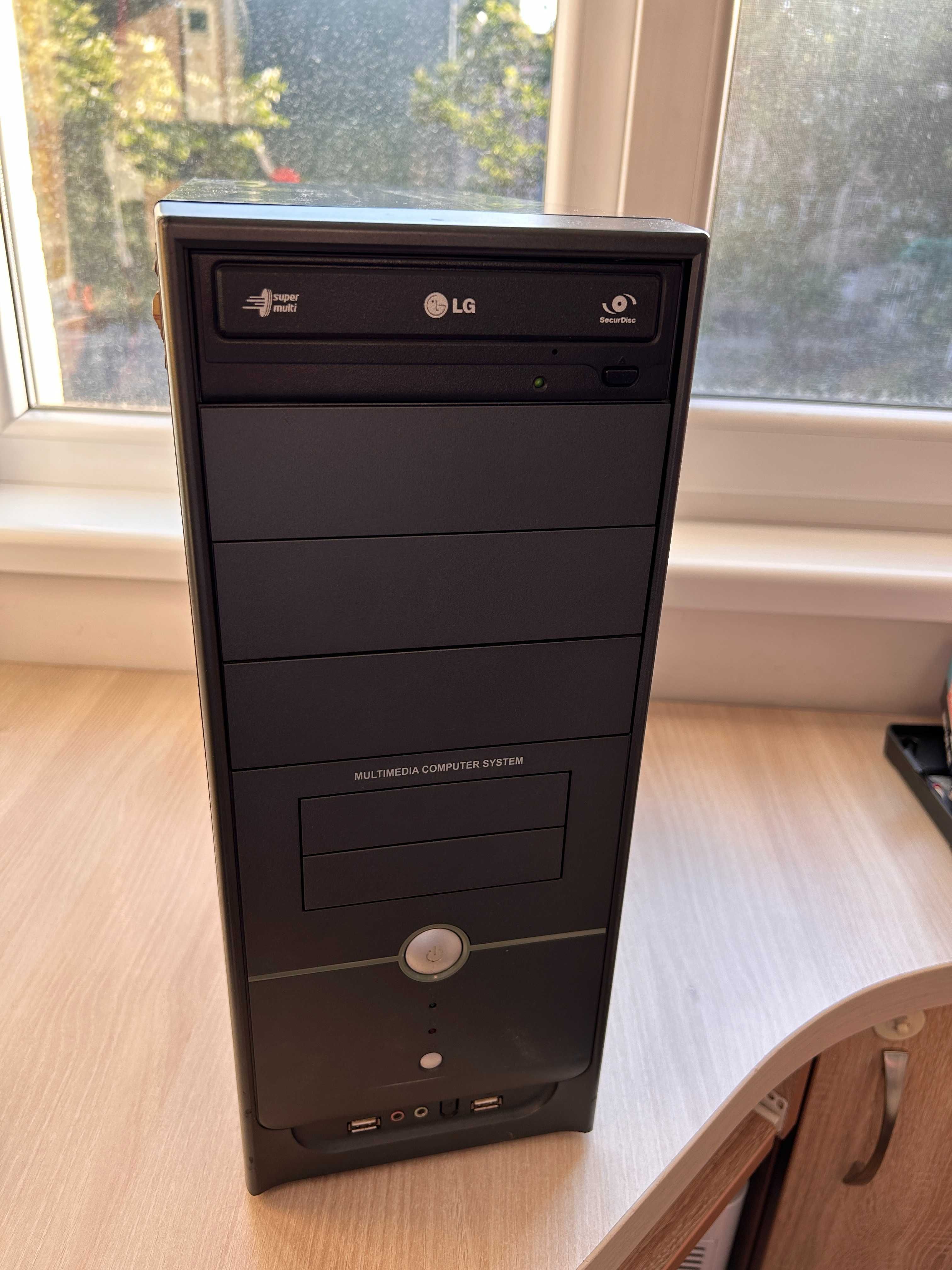 Продавам настолен компютър 128 GB SSD + 500GB HDD, 3GB RAM