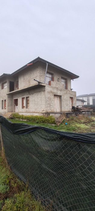 Casa la rosu de vânzare