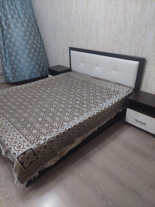 Кровать двуспальная и 2 тумбочки