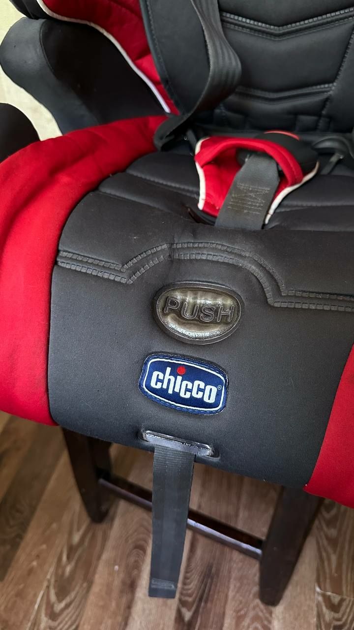 Авто кресло Chicco б/у от 6 месяцев до 9 лет