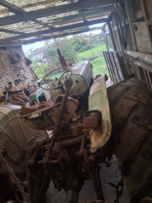 Vând tractor fac schimb cu oi