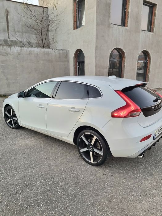 Volvo V40 / R-Design**Fabr 2016**E 6**Piele**Xenon**Parbriz Incalzit