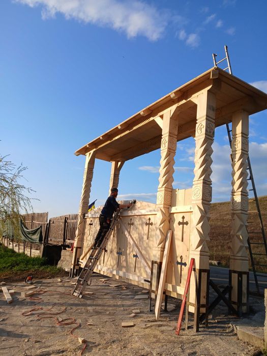 Poarta din lemn masiv