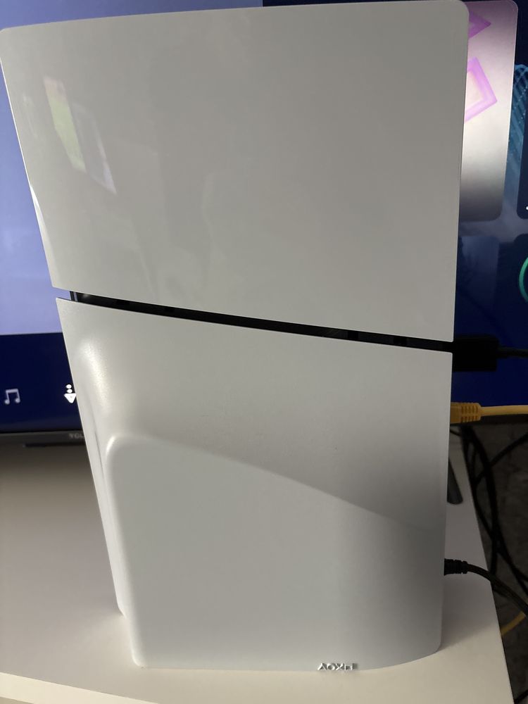 PS5 Slim, със 3 контролера от които единия е Dualsense Edge и слушалки