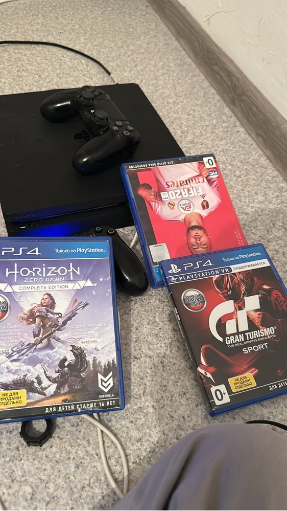Playstation 4 с играми 2 джостика