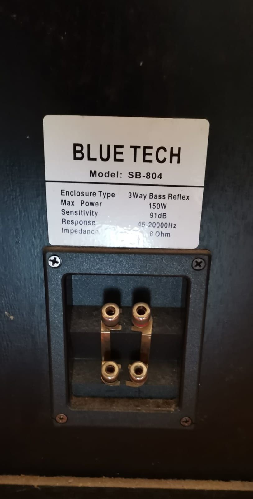 Pereche boxe pasive Bluetech SB-804, cu 3 căi, bas reflex.
Cutii din l