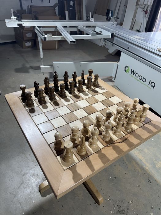 Masă de șah din lemn de nuc