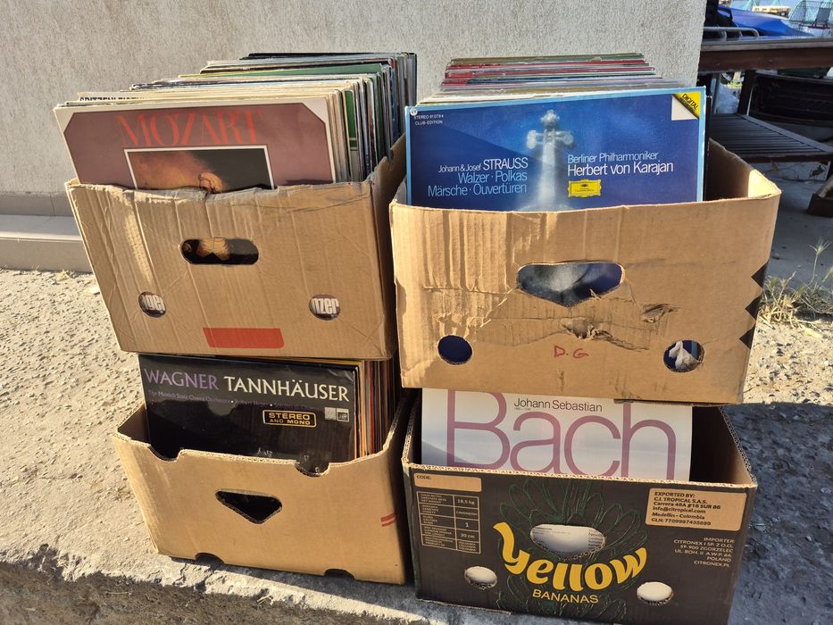 -Vând Lot Discuri Vinil 100LP,muzica Clasică mixta 

- Clasică 

- In