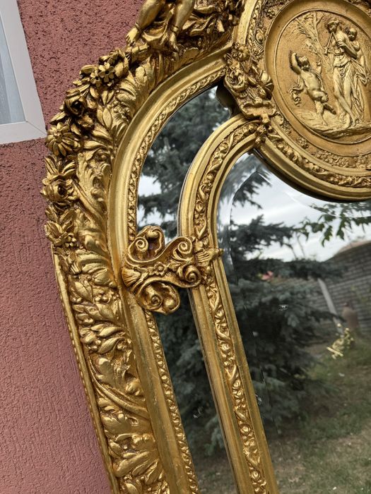 Oglinda impunatoare in stil baroc, cu rama aurie