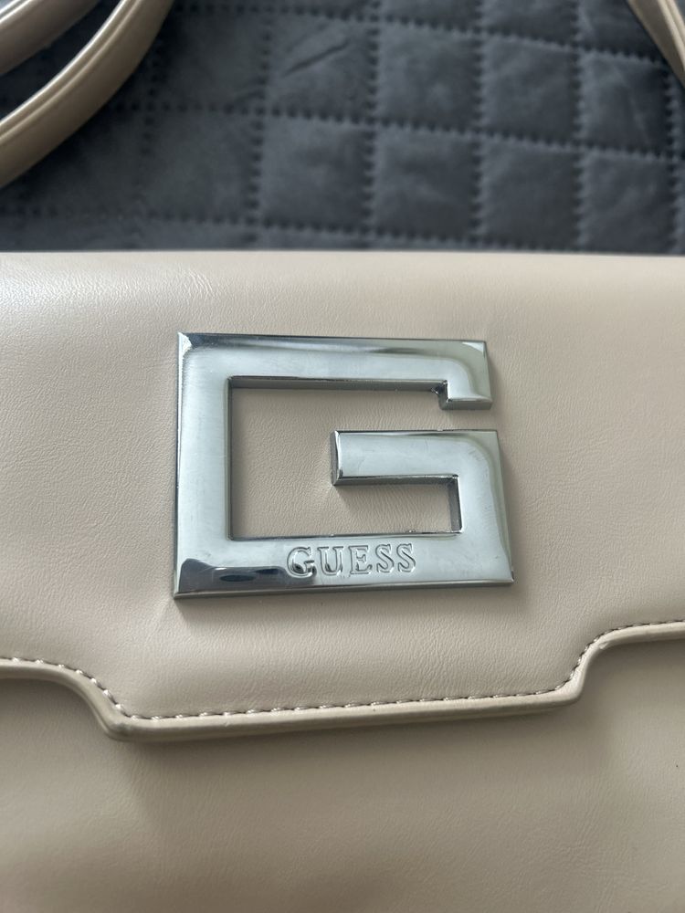 Бежова чанта Guess