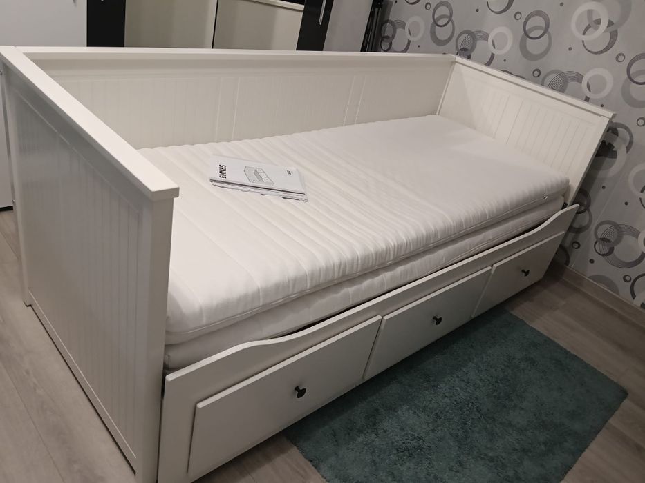 Pat extensibil 190 cm  x200cm ,culoarea alb ,două saltele stare bună