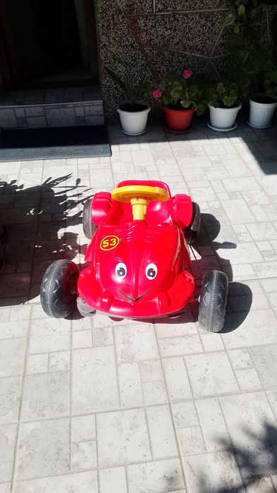 Продавам детска състезателна кола HERBY