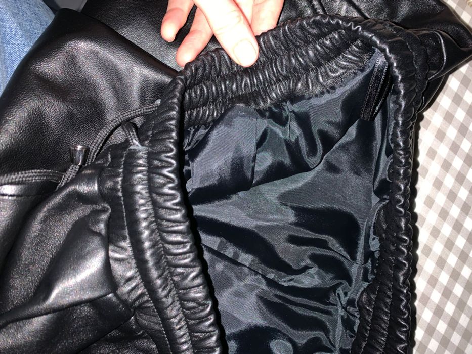 Pantaloni de piele