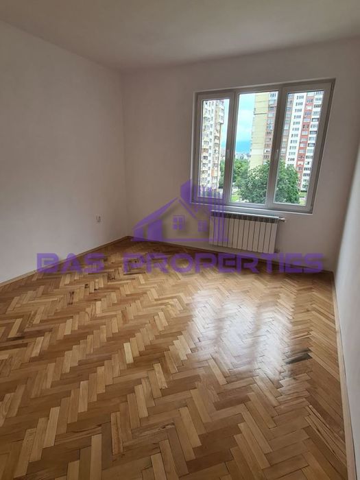 Продава се Тристаен апартамент в София, Център - 84 кв.м за 2798 €/кв.м - Снимка #2