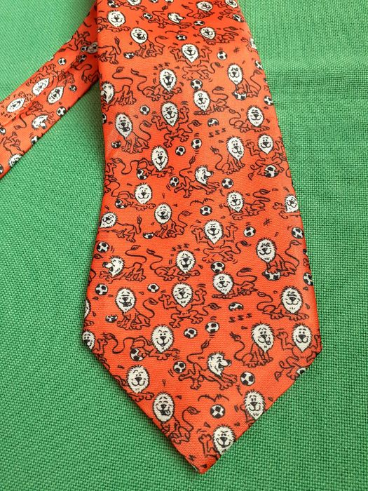 Вратовръзки, Коледа, футбол, анимация лъв