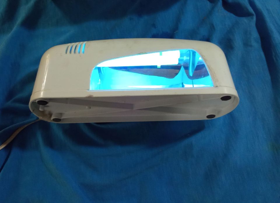 Продается лампа для сушки маникюра.Ультрафиолетовая.