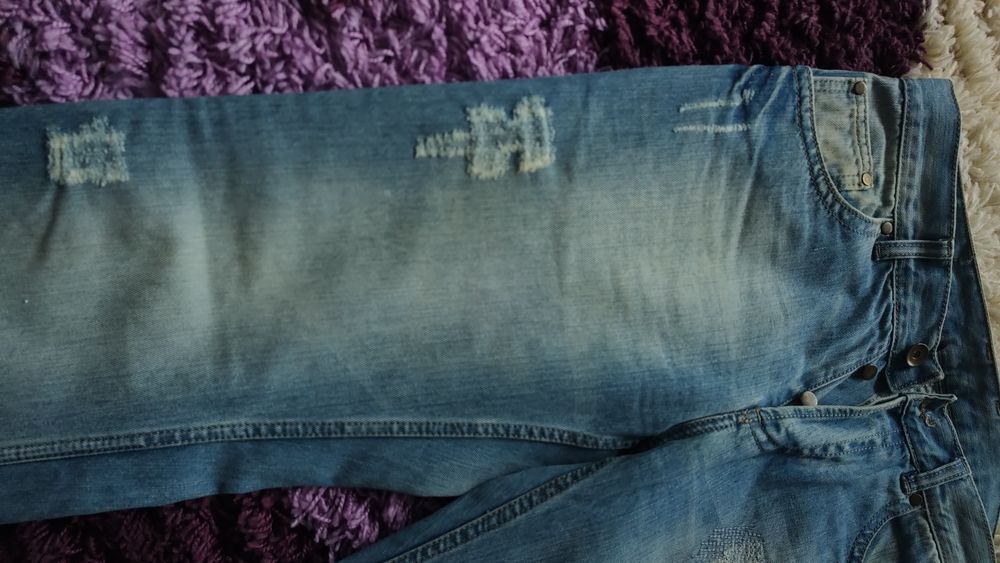 Blugi bărbați ca noi.