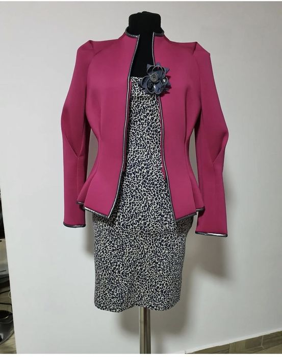 Rochie din vascoza animal print, cu umeri bufanti;