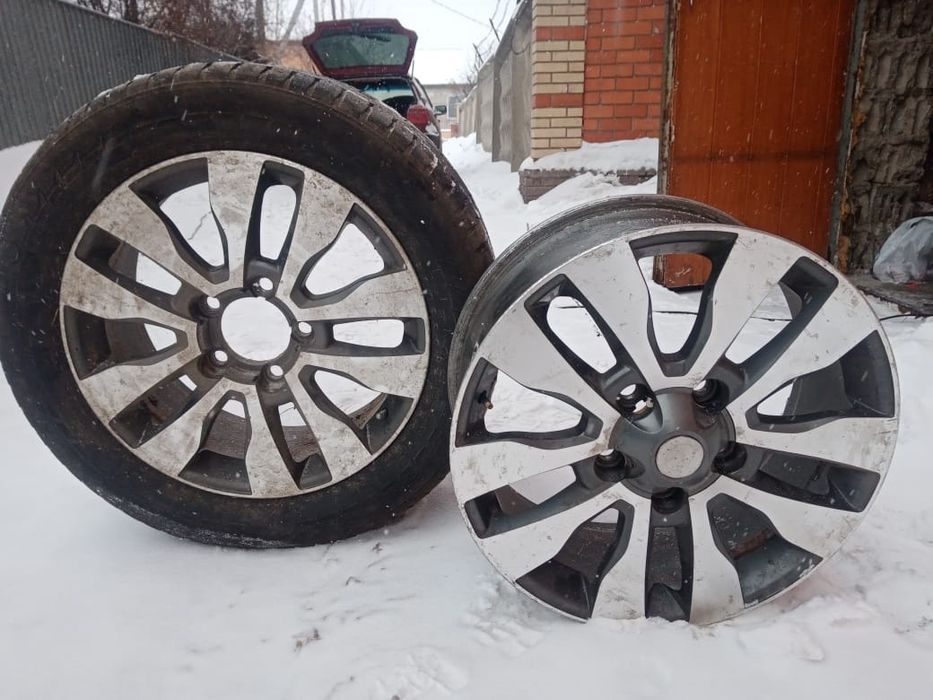 Продам зимние шины на 16, размер 215х65 R 16 месяц стояли на машине,