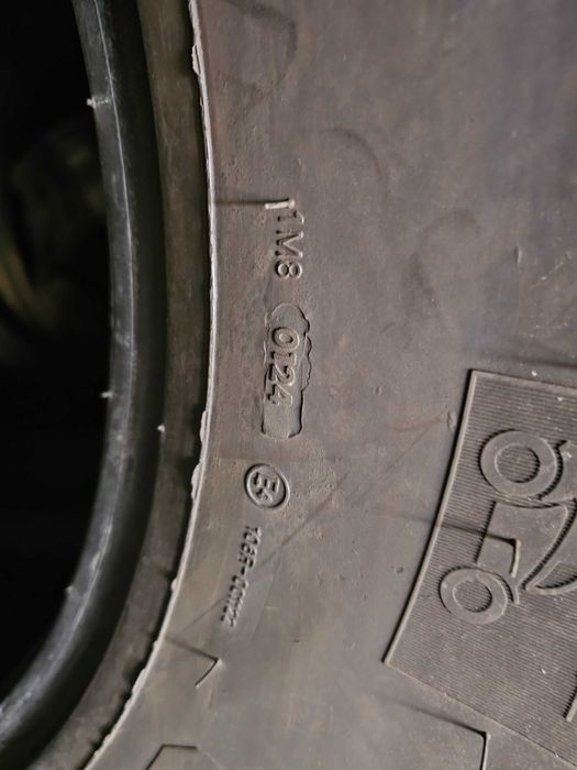 Продавам Гуми за багер VREDESTEIN - 480/80 26 - 18.4 - 26