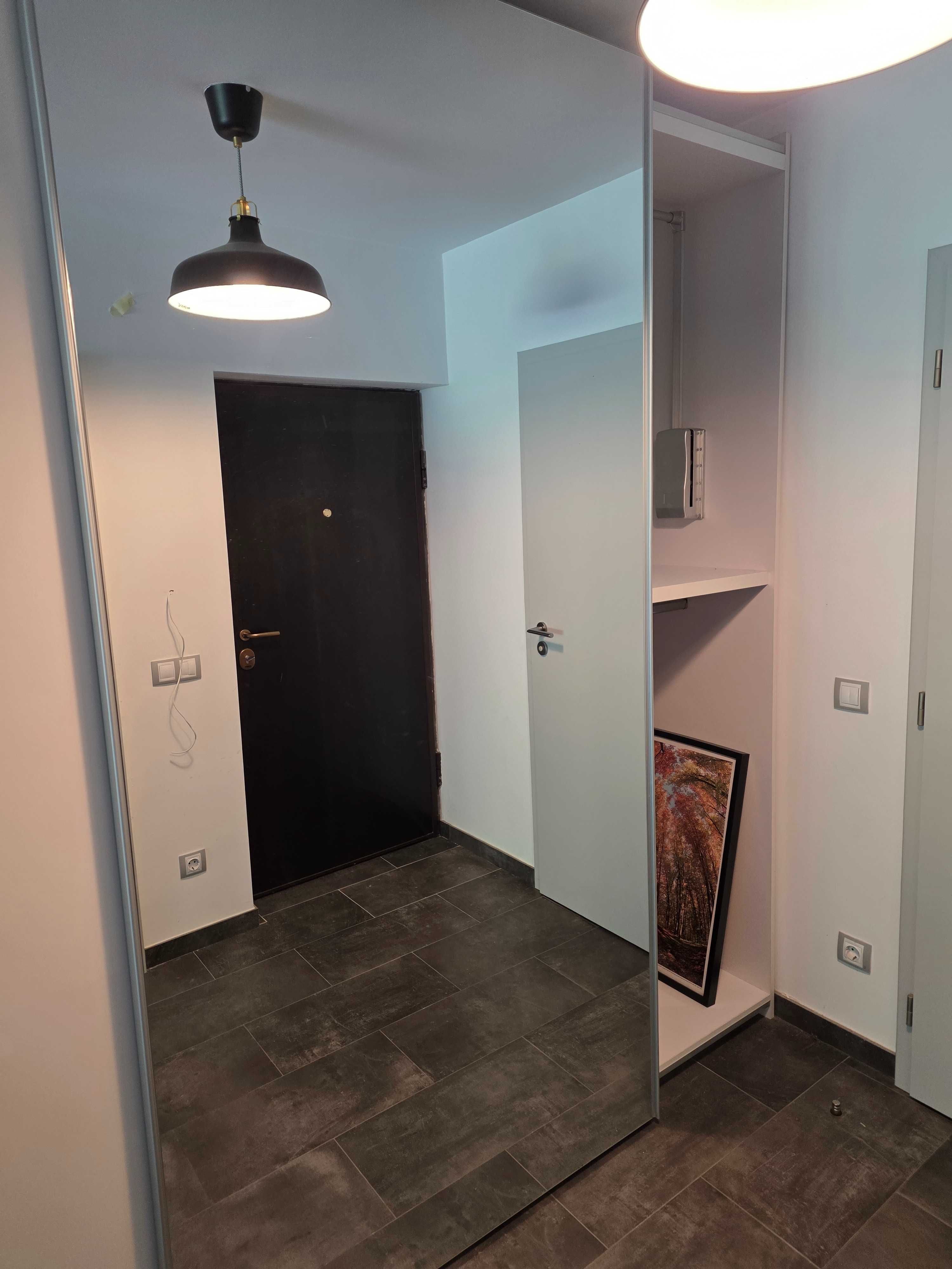 Продавам гардероб двукрилен с плъзгащи се врати 250 x 250