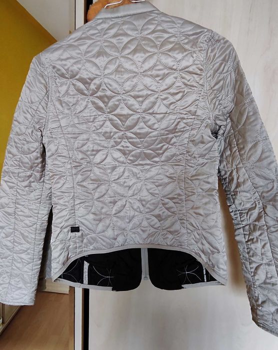 Яке g-star xs размер ,перфектно състояние.От мишница до мишница 36см.