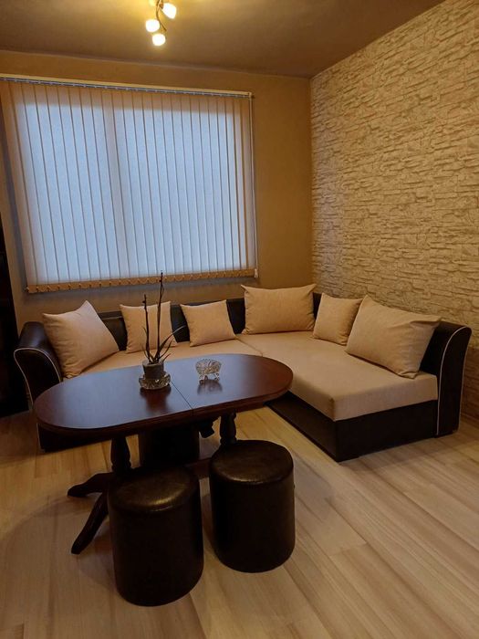 Ъглов кожен диван с възглавници и опция з9а сън