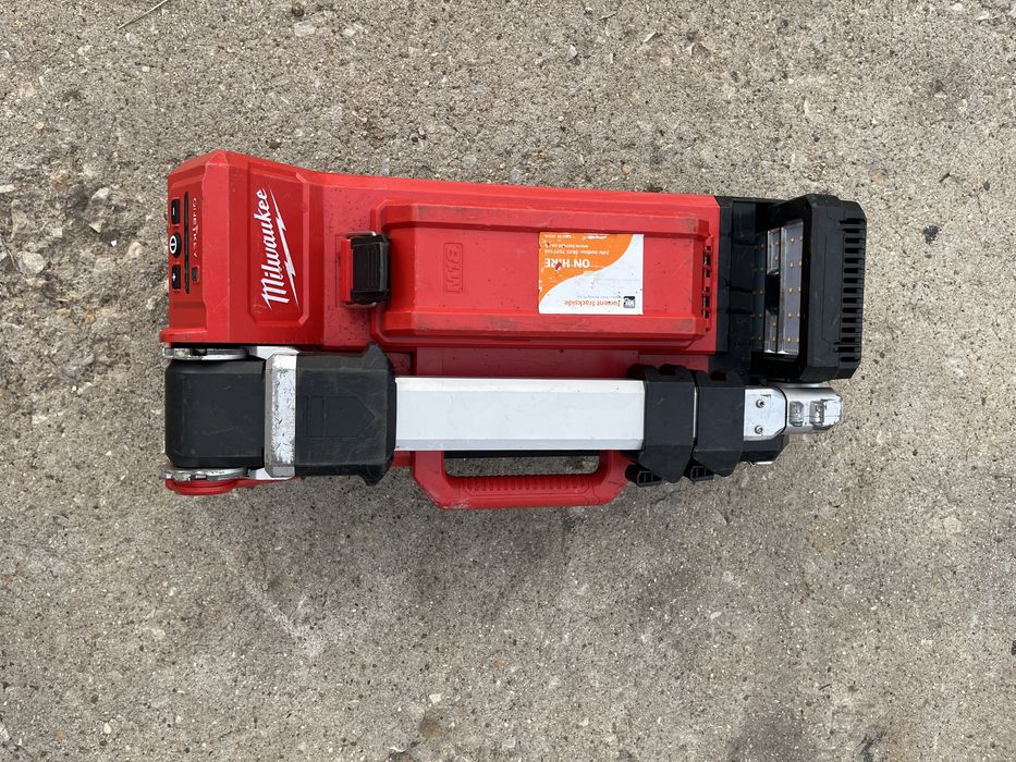 LED прожектор със стойка MILWAUKEE M18 ONERSAL