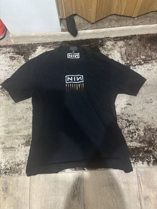 Tricou nin negru