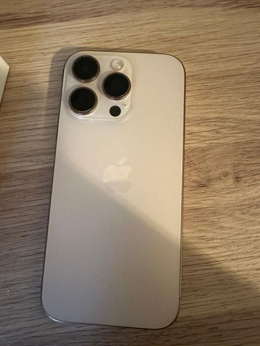 Phone 16 PRO gold