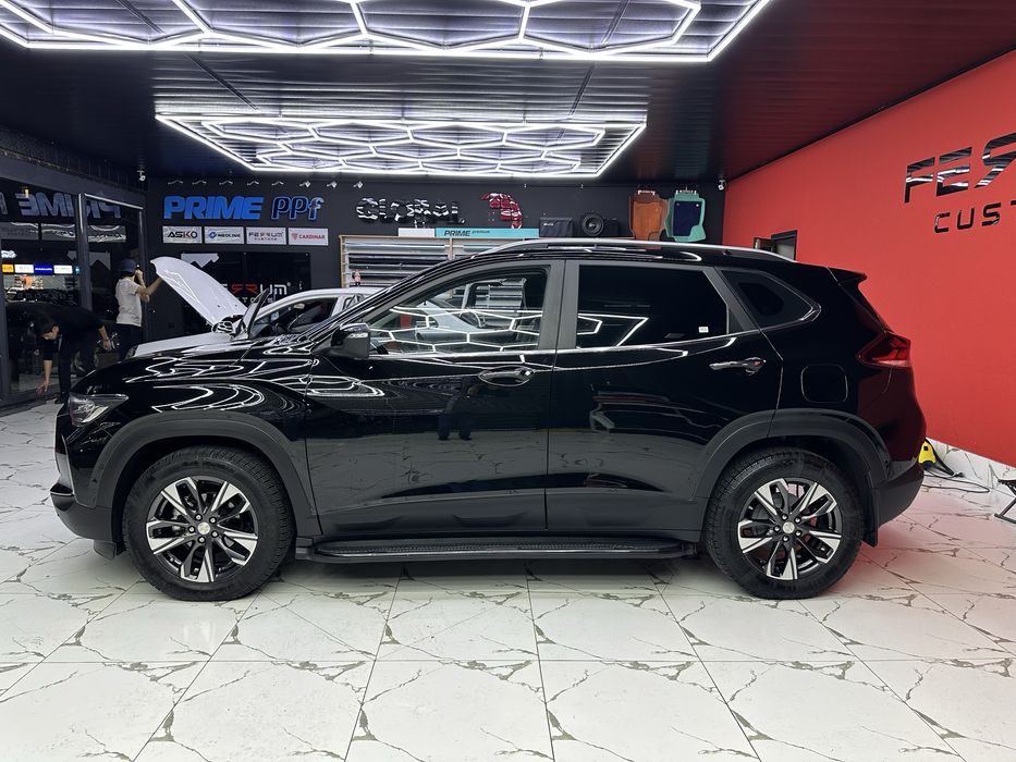 Chevrolet tracker 2 premier 2023 qora rang propan
