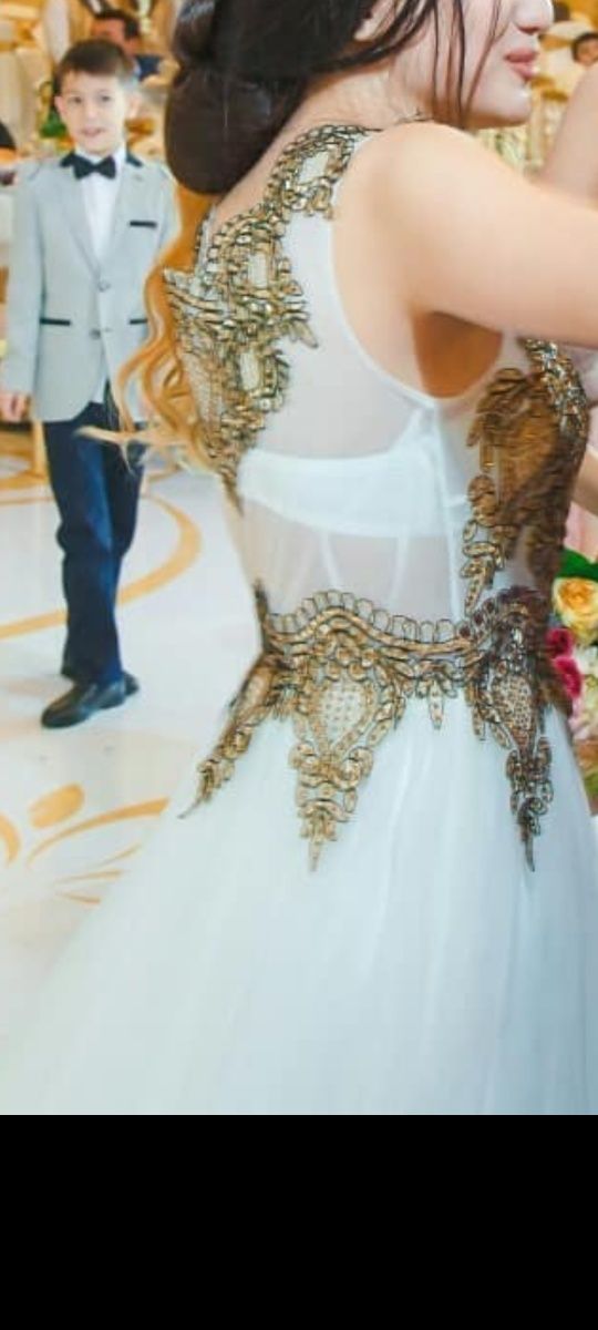 Белое платье с золотой вышивкой