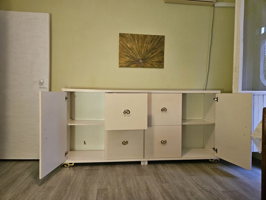 Комод молочного цвета