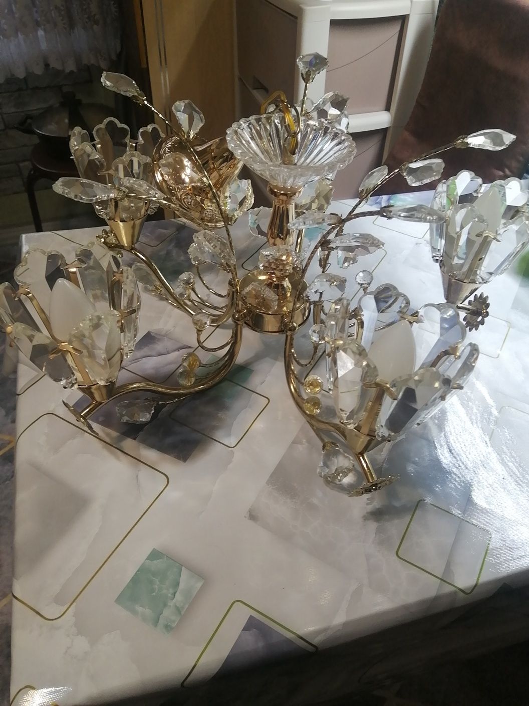 Срочно продам люстру