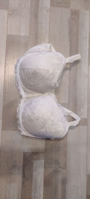 Дамски бял сутиен