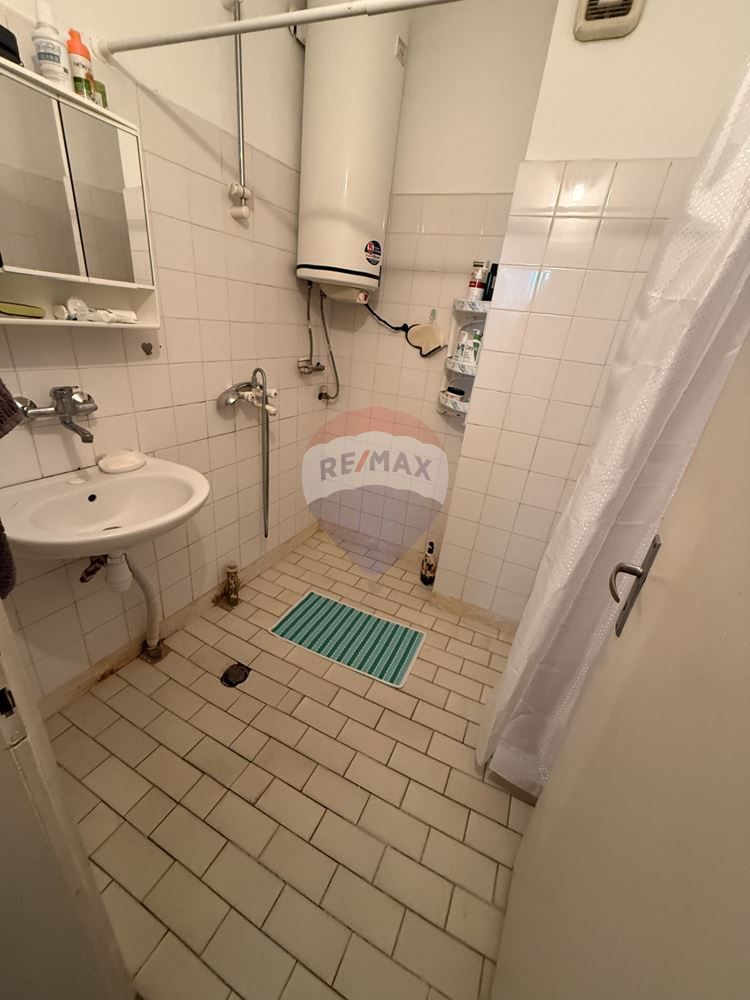 Тристаен апартамент за продажба в района на Червен площад/ВИНС, гр. В