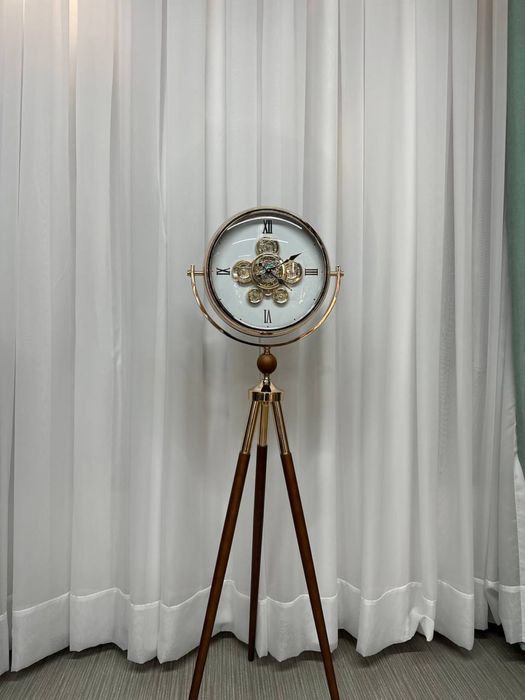 Soat napolniy, 3 oyoqli.