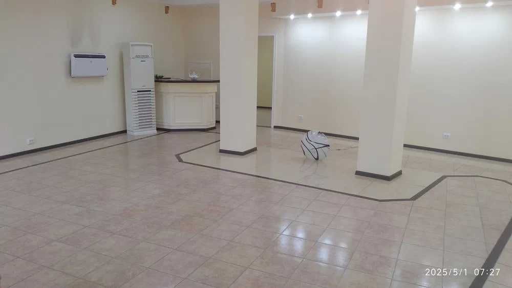 Сдаётся офис 95 м² на пл. Хамид Алимджан — бизнес-центр, 1-й этаж!