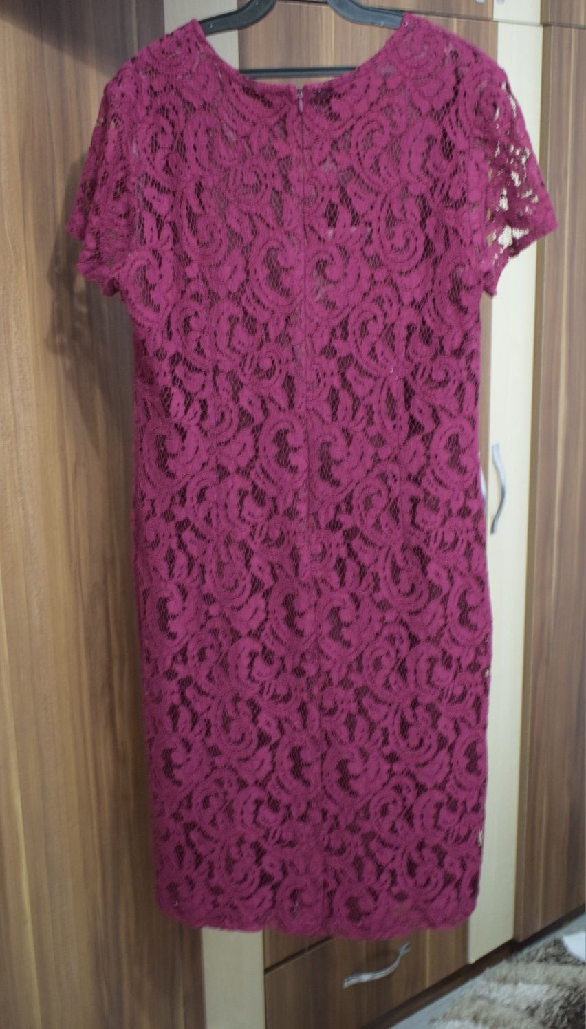 Rochie din dantelă vișinie