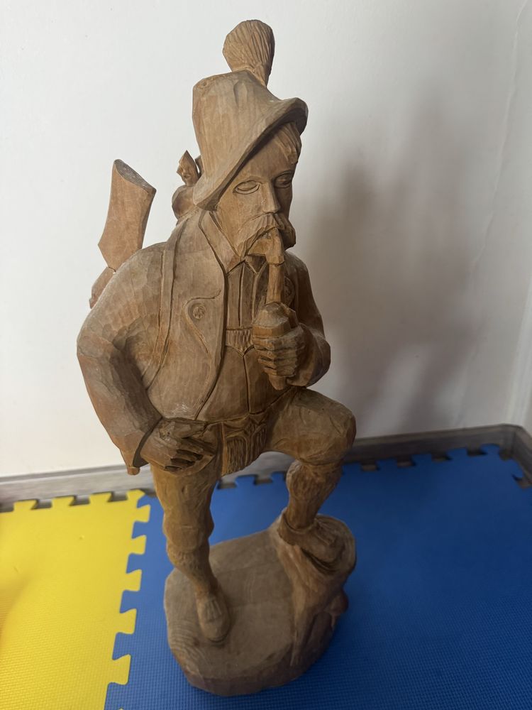 Statuie de lemn