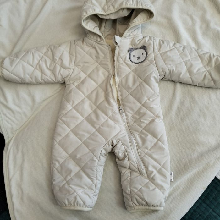 Продам бежывый комбензон для малыша на рост 66см, новый.