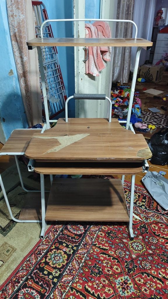 Продам компьютерный стол