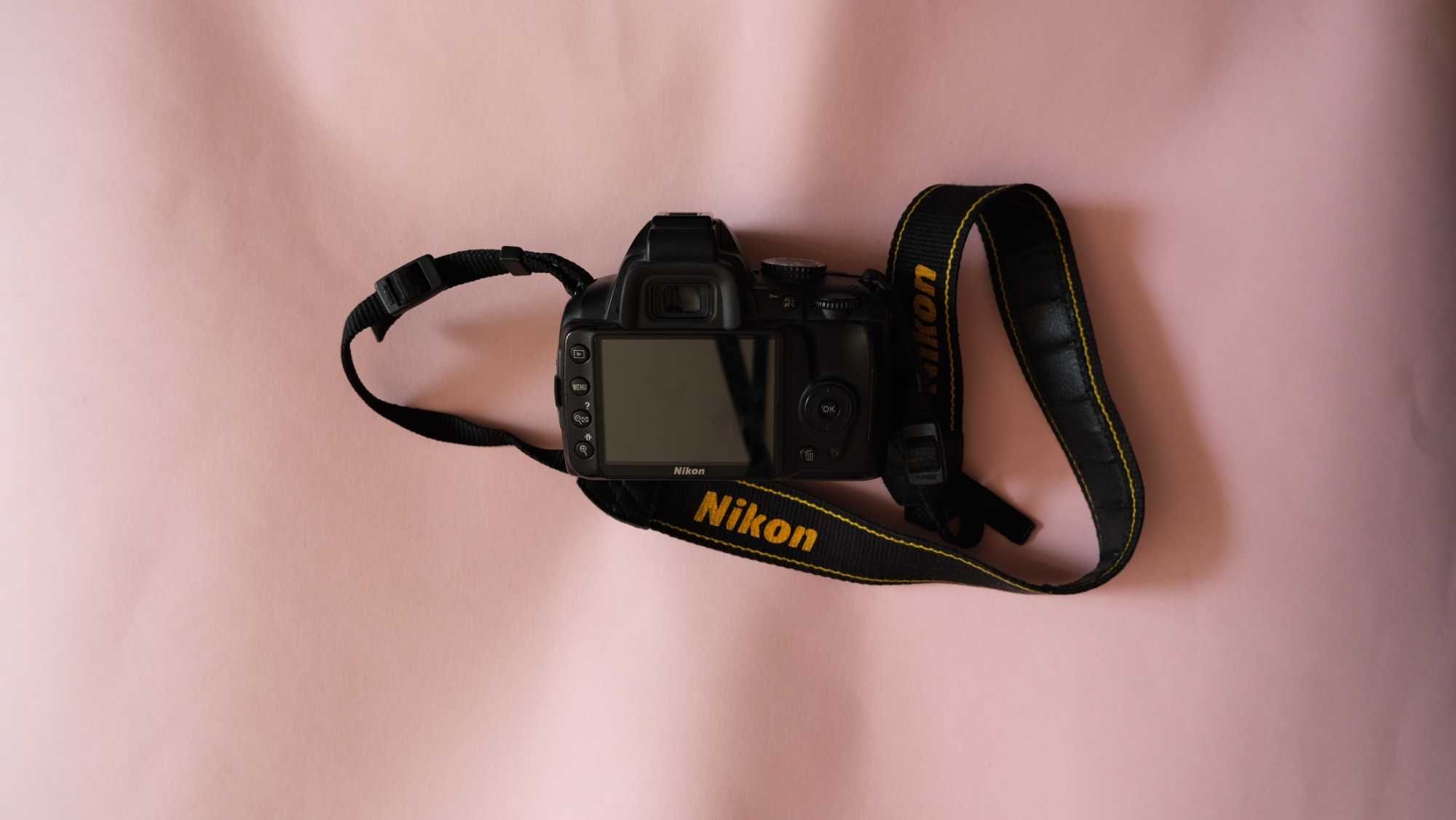 Nikon D3000 cu Obiectiv Nikkor 18–55mm f/3.5–5.6G